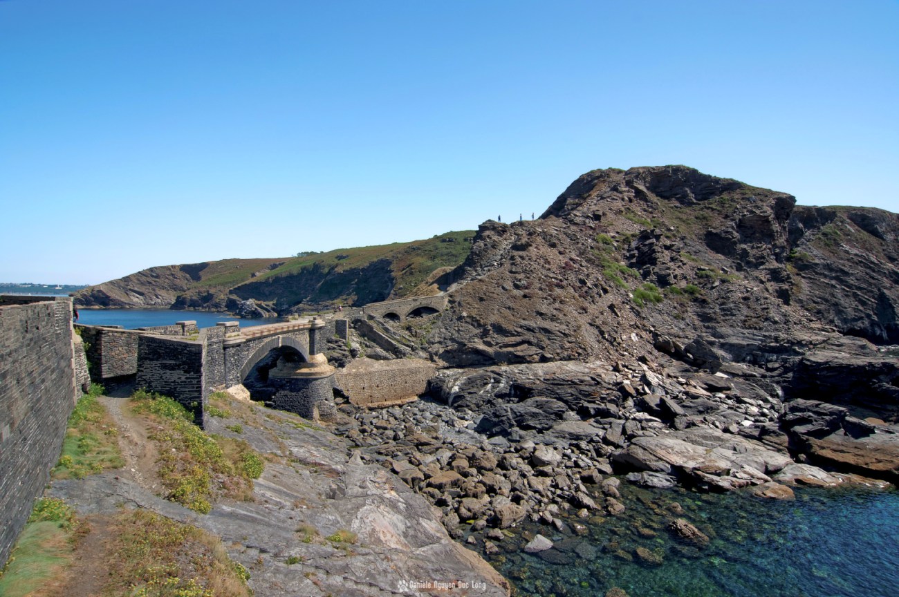 le-pont-qui-enambe-la-mer-au-fort-des-capucins, Roscanvel, îlot du Capucin, Bretagne, Finistère