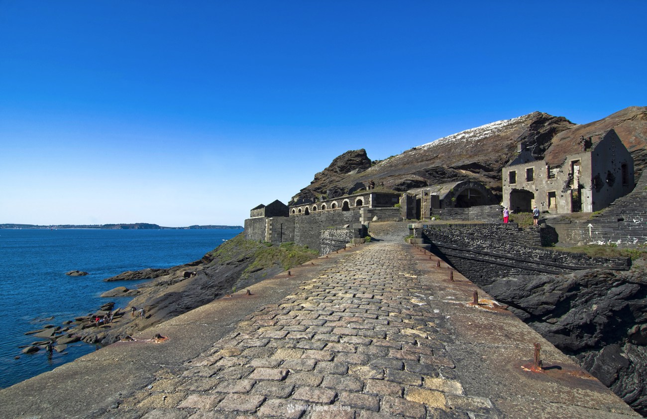 pont-pave-du-fort-des-capucins-, le-fort-des-capucins-vue-depuis-le-haut-de-la-falaise, Roscanvel, îlot du Capucin, Bretagne, Finistère