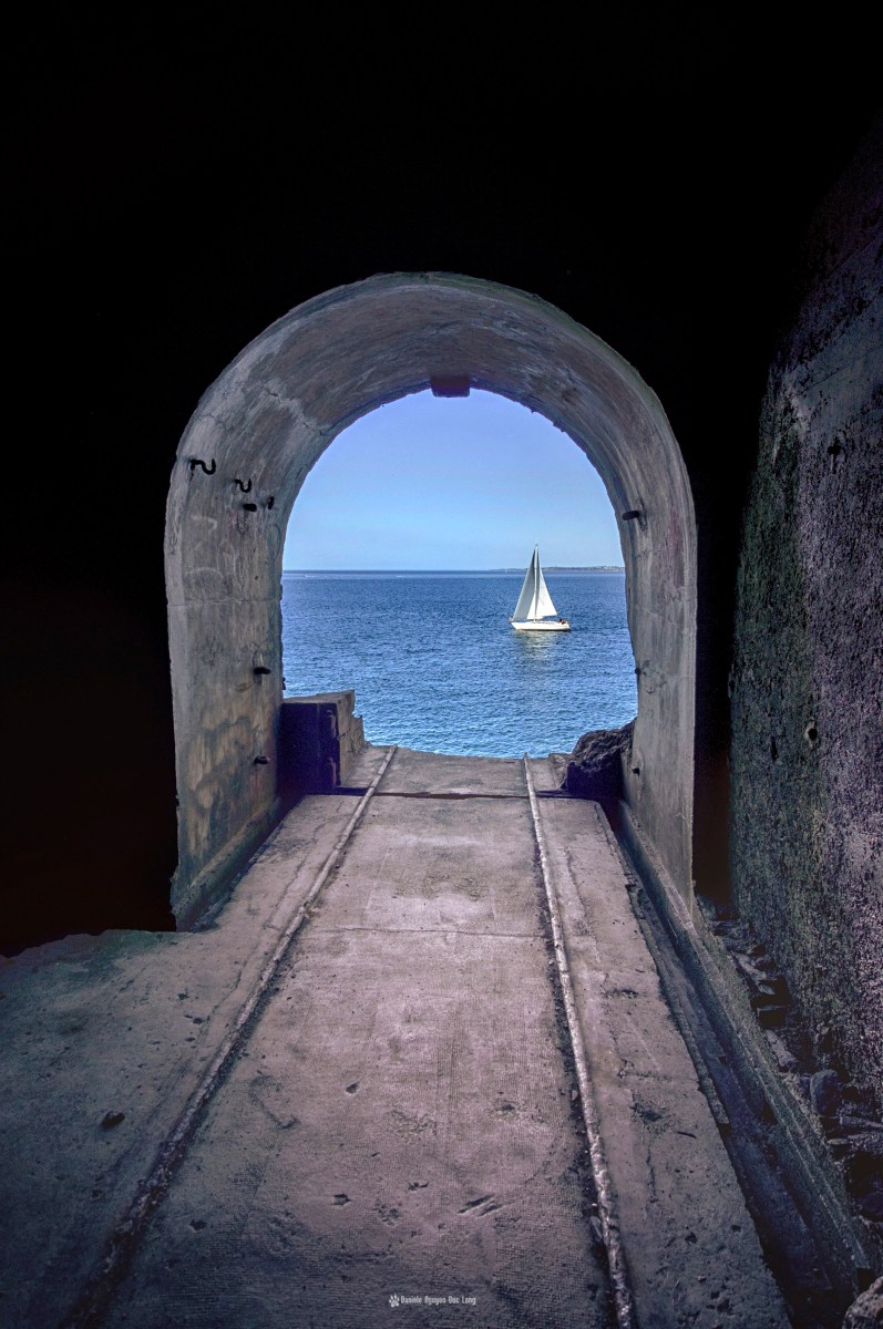 rampe-canon-fort-des-capucins-et-voilier, à l'intérieur du fort des Capucins, Roscanvel, îlot du Capucin, Bretagne, Finistère