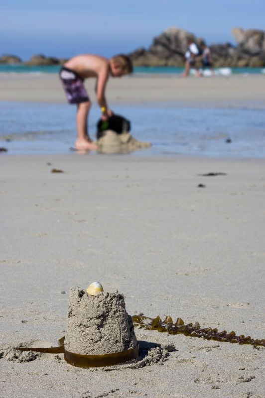 kerfissien-enfant-a-la-pla-pate-de-sable-et-coquillage-copie