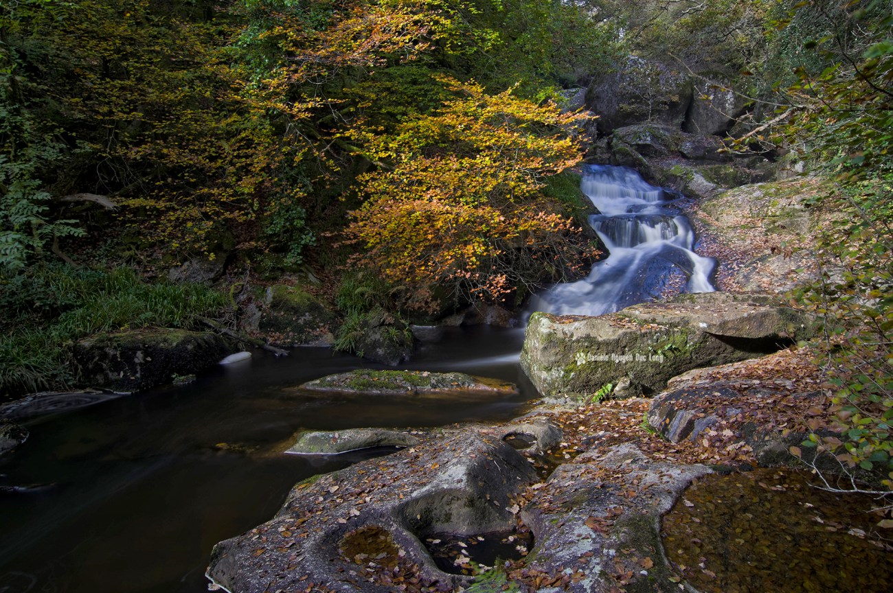 cascade-st-herbot-autre-versant-arbre-dautomne-copie