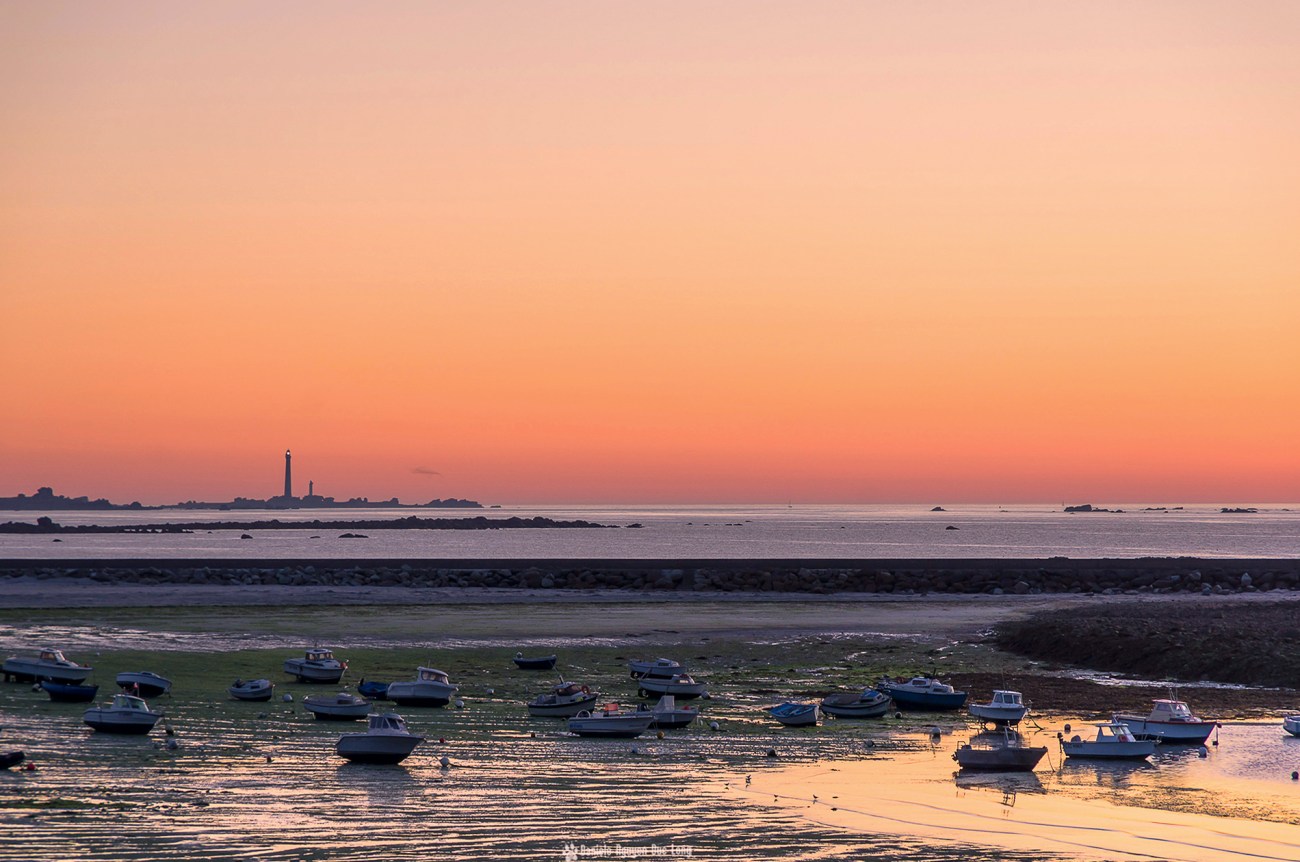 soleil-couchant-au-curnic-face-au-phare-de-lile-vierge-2-copie