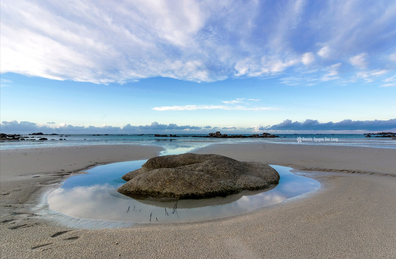 fin-du-jour-plage-de-kerlouan-rocher-entoure-deau-copie