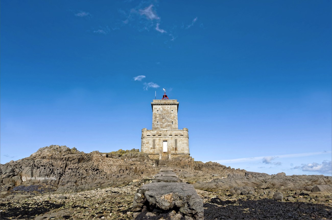 ile-noire-au-pied-de-la-jetee-copie