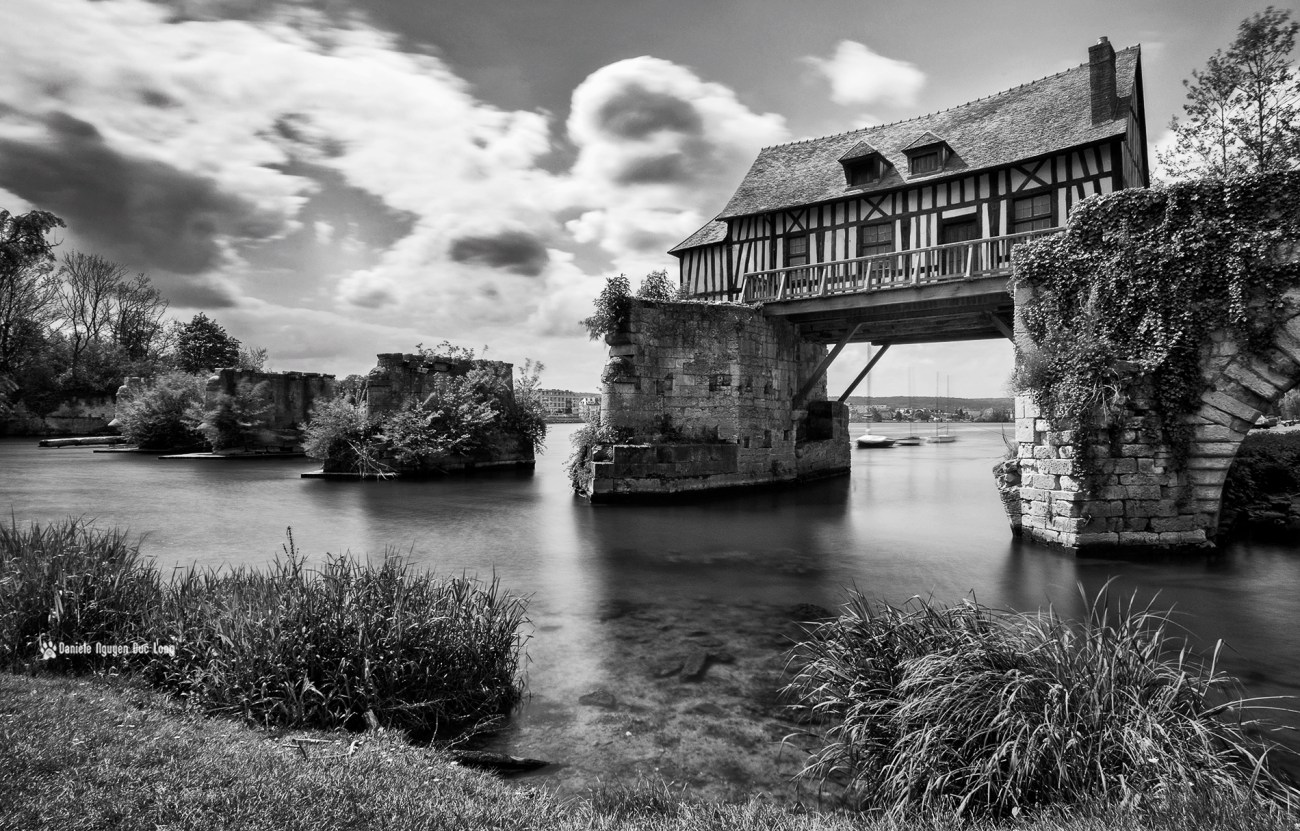 Le Vieux-Moulin de Vernon, à colombages, pont sur la Seine, Vernon, Eure, 