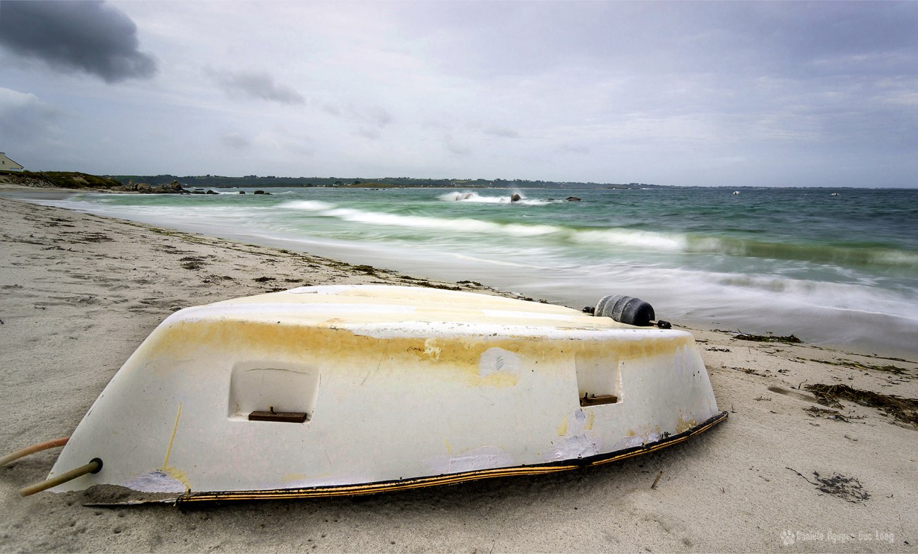 pose lente sur la plage de Neïz -Vran et annexe blanche, Kerlouan, Finistère, Bretagne pose lente sur la plage de Neïz -Vran et annexe blanche, Kerlouan, Finistère, Bretagne
