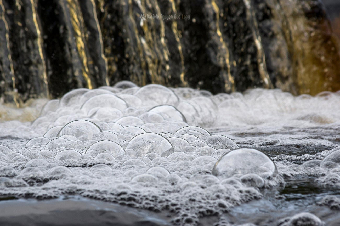 Moulin Neuf à Kernilis, écluse et déversoir, pose lente, bulles dans le déversoir, Bretagne, Finistère, Aber Wrac'h Moulin Neuf à Kernilis, écluse et déversoir, pose lente, bulles dans le déversoir, Bretagne, Finistère, Aber Wrac'h
