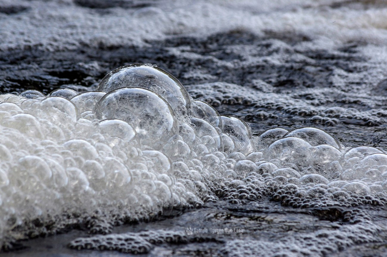 Moulin Neuf à Kernilis, écluse et déversoir, pose lente, bulles dans le déversoir, Bretagne, Finistère, Aber Wrac'h Moulin Neuf à Kernilis, écluse et déversoir, pose lente, bulles dans le déversoir, Bretagne, Finistère, Aber Wrac'h