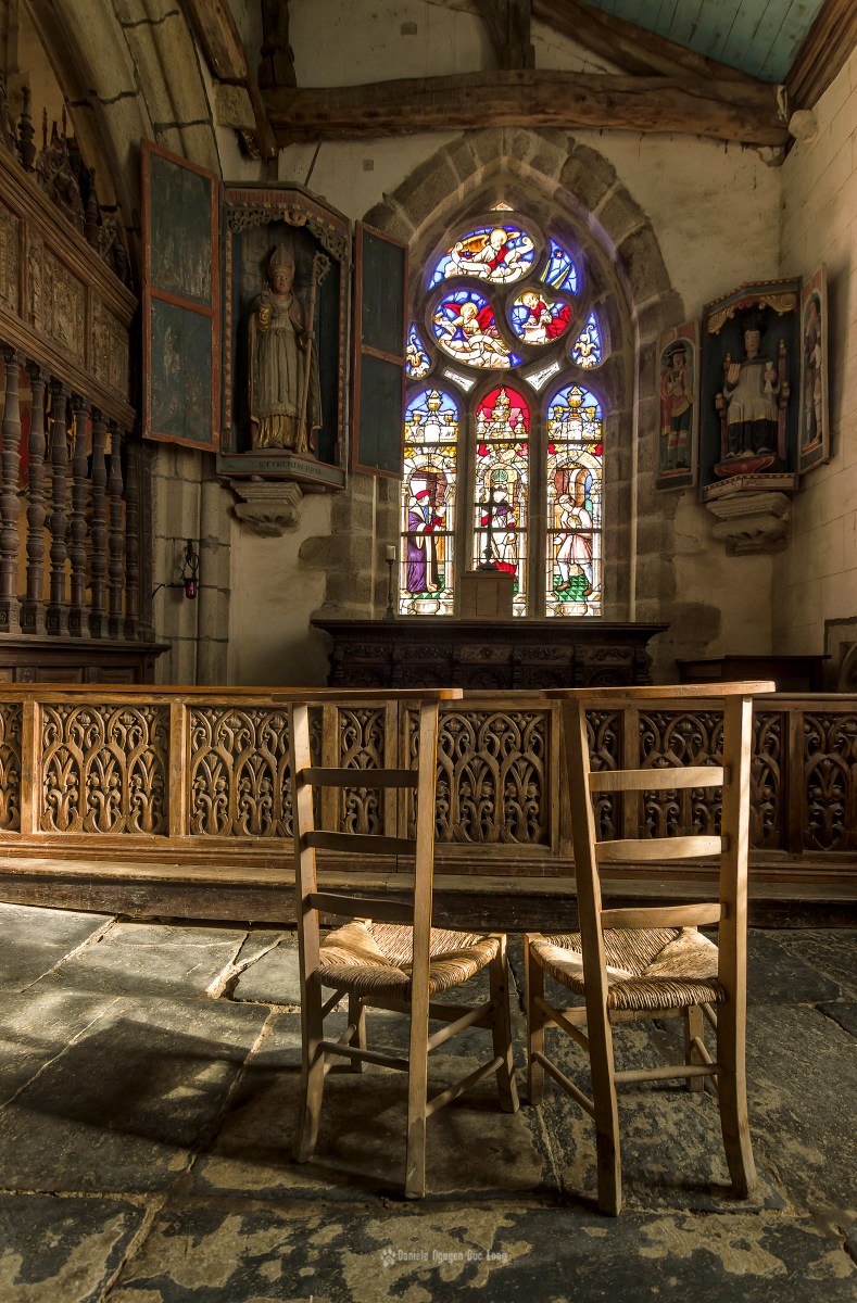 Vitrail et chapelle latérale droite