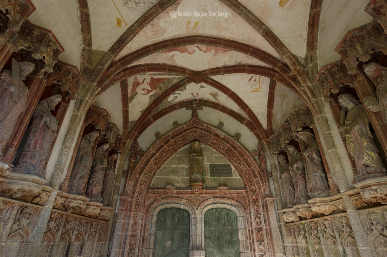 Décor de la porte d'entrée de l'église depuis le porche sud, saint Herbot