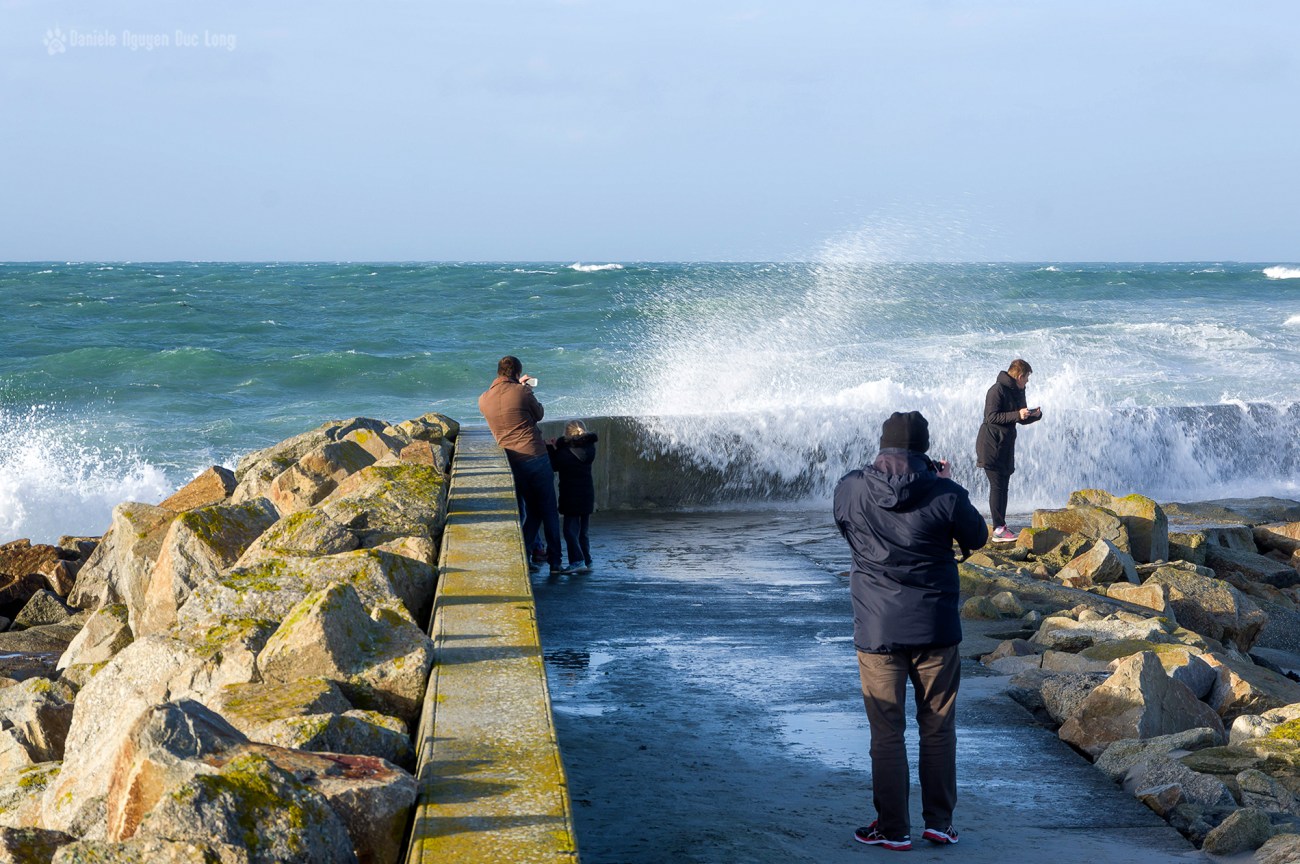 sur la jetée du Curnic à Guissény jour de vagues, Bretagne, Finistère