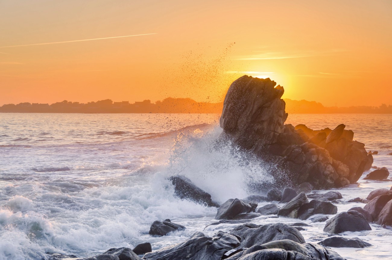Lever de soleil et vagues sur Enez Croaz Ent - Curnic - Guissény