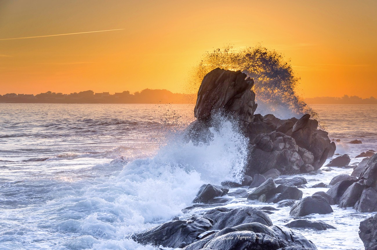Lever de soleil et vagues sur Enez Croaz Ent - Curnic - Guissény