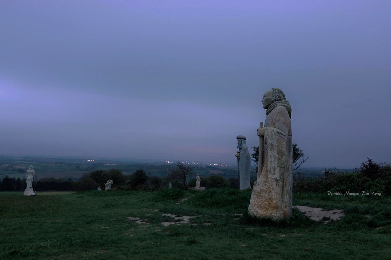 La Vallée des Saints à Quénéquillec CARNOËT, Koulman dans la pénombre, au lever du jour. La Vallée des Saints à Quénéquillec CARNOËT, Koulman dans la pénombre, au lever du jour.