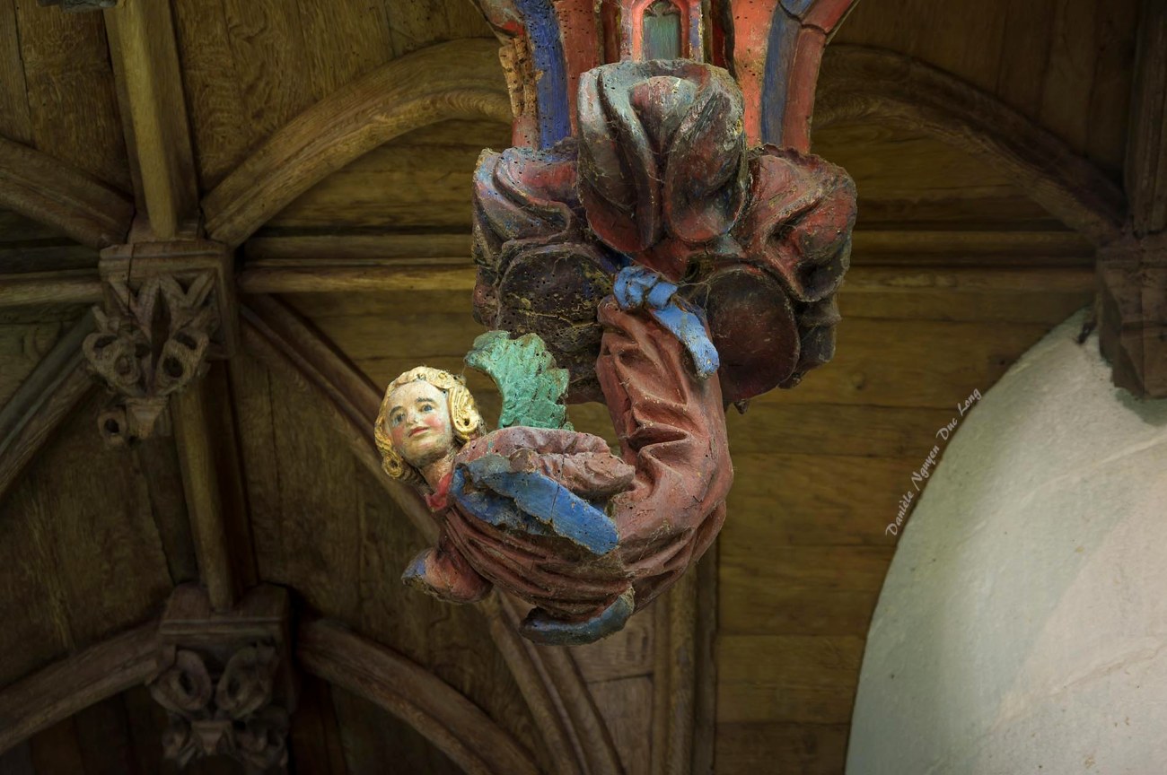 Chapelle Saint-fiacre Le Faouët, Bretagne, détail jubé en bois polychrome côté nef