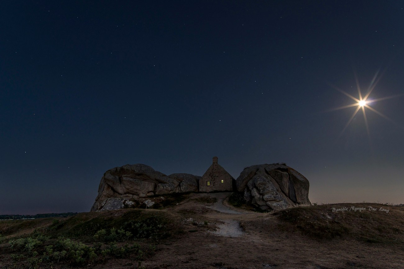 corps de garde de Meneham, Kerlouan, Bretagne, Finistère, photo de nuit