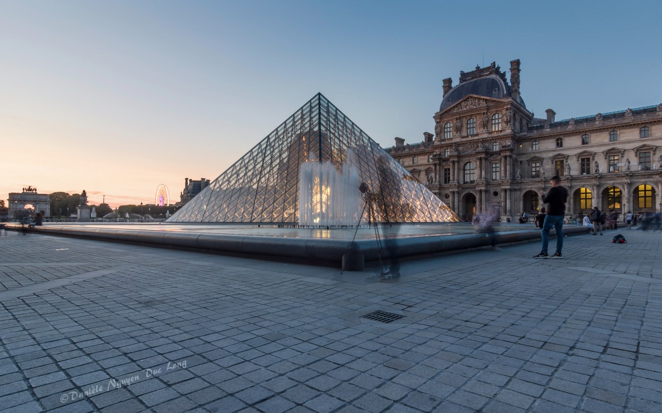 fin du jour Pyramide du Louvre et le photographe fantôme, Paris, Pyramide du Louvre