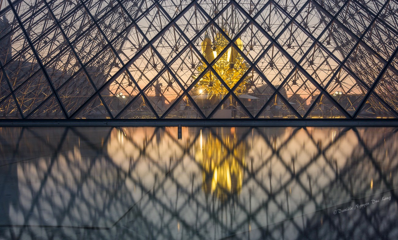plan serré pyramide du Louvre, sculpture de Kohei Nawa «Throne», au Louvre. Pyramide du Louvre, Paris