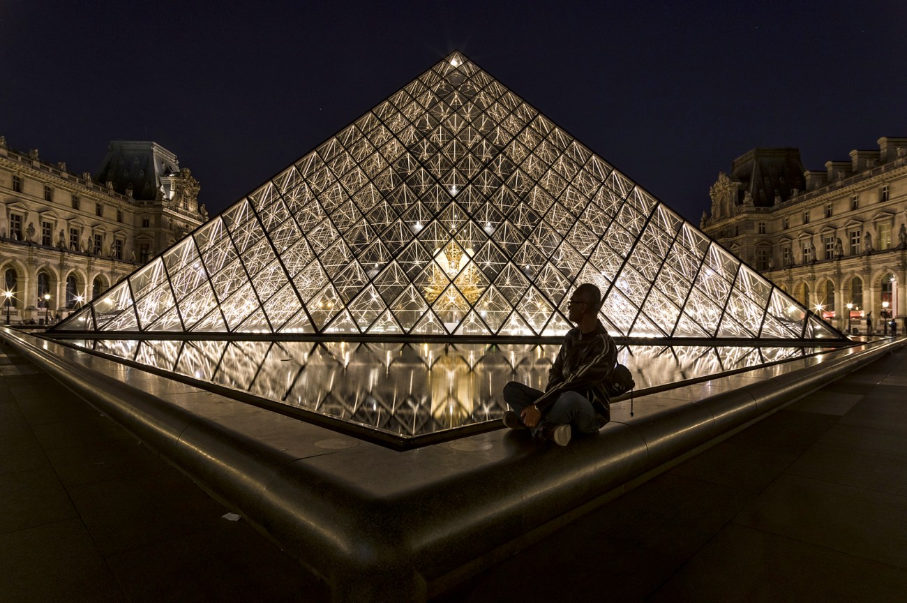 Paris bye night, Pyramide du Louvre de nuit, Pyramide du Louvre, Paris, Paris la nuit. Proviseur 