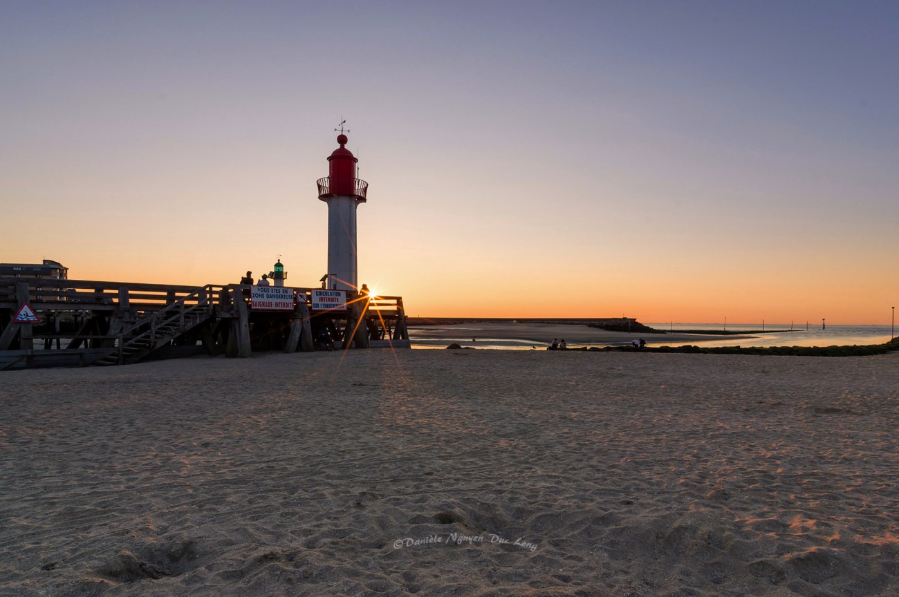 coucher de soleil Trouville, Trouville sur mer, Calvados, Normandie, phare rouge de Trouville